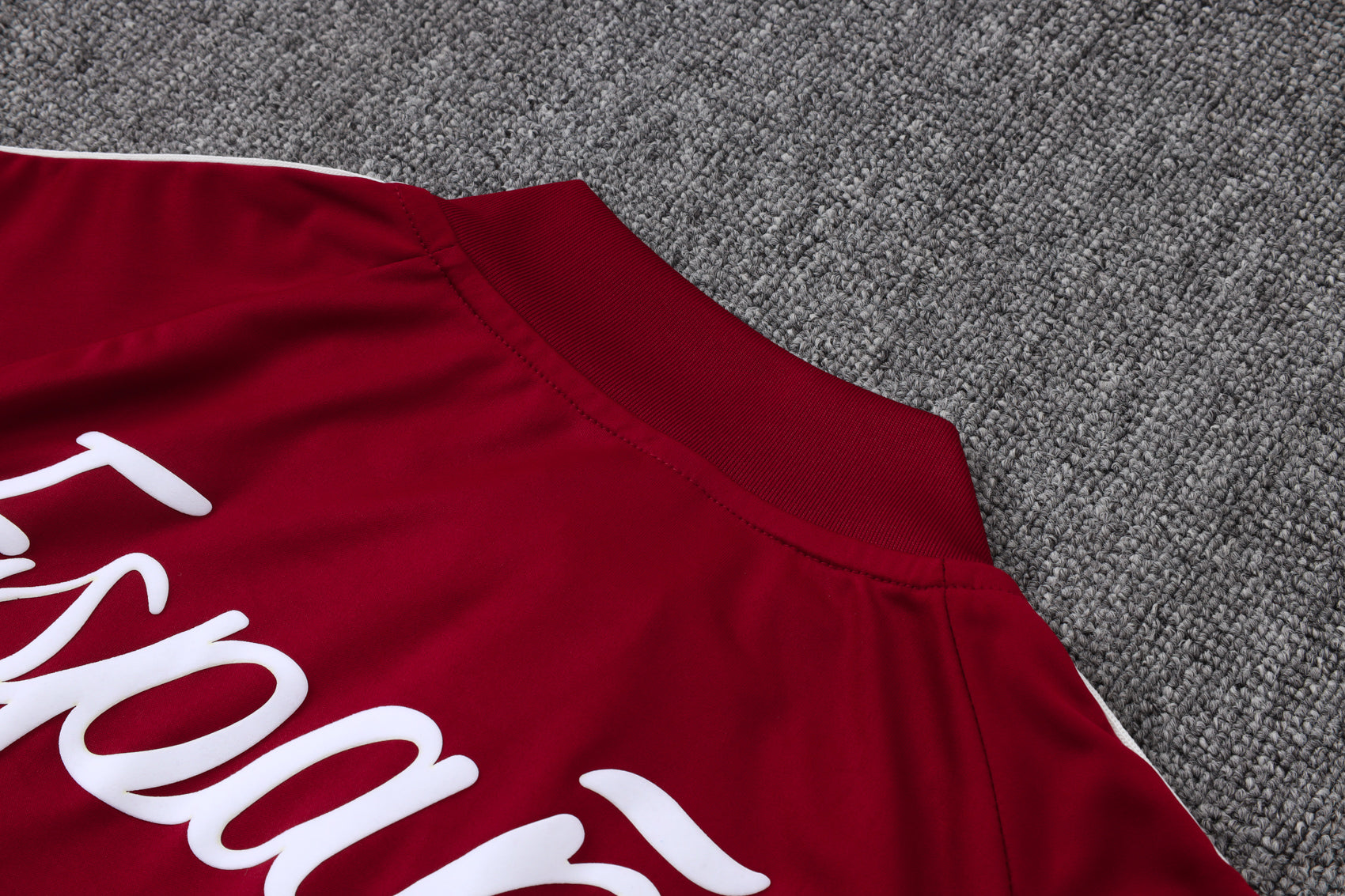 Tracksuit in medium-aged Spanish burgundy Spain