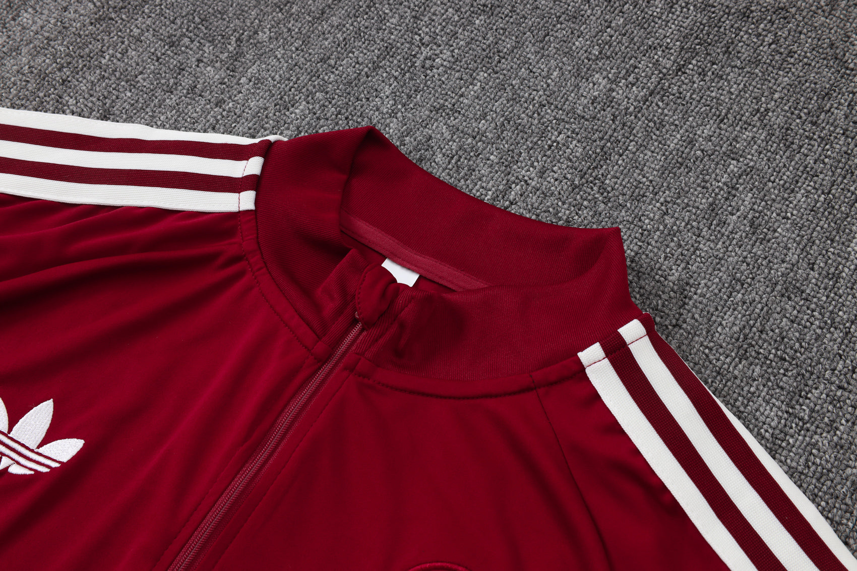 Tracksuit in medium-aged Spanish burgundy Spain