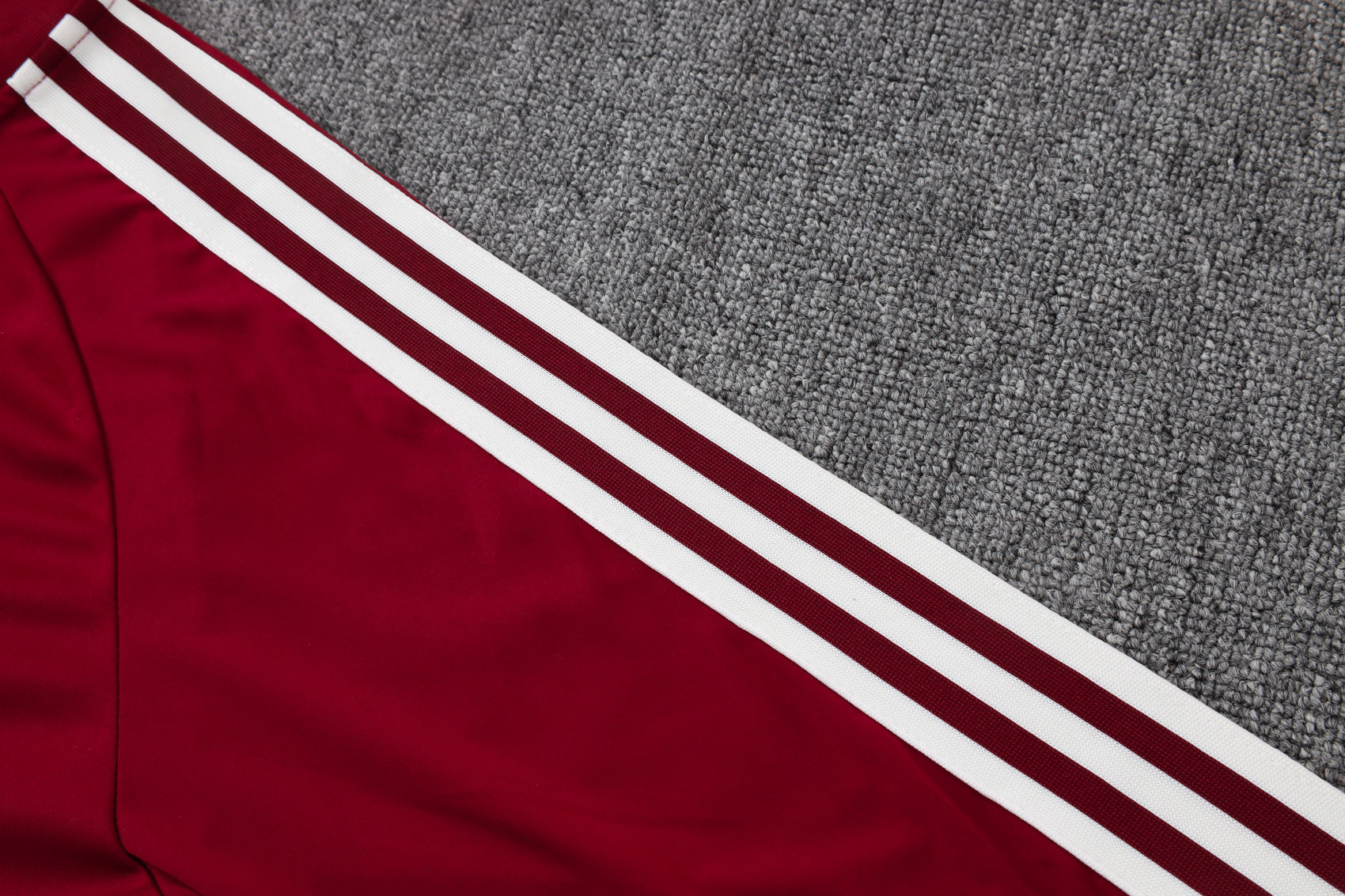 Tracksuit in medium-aged Spanish burgundy Spain